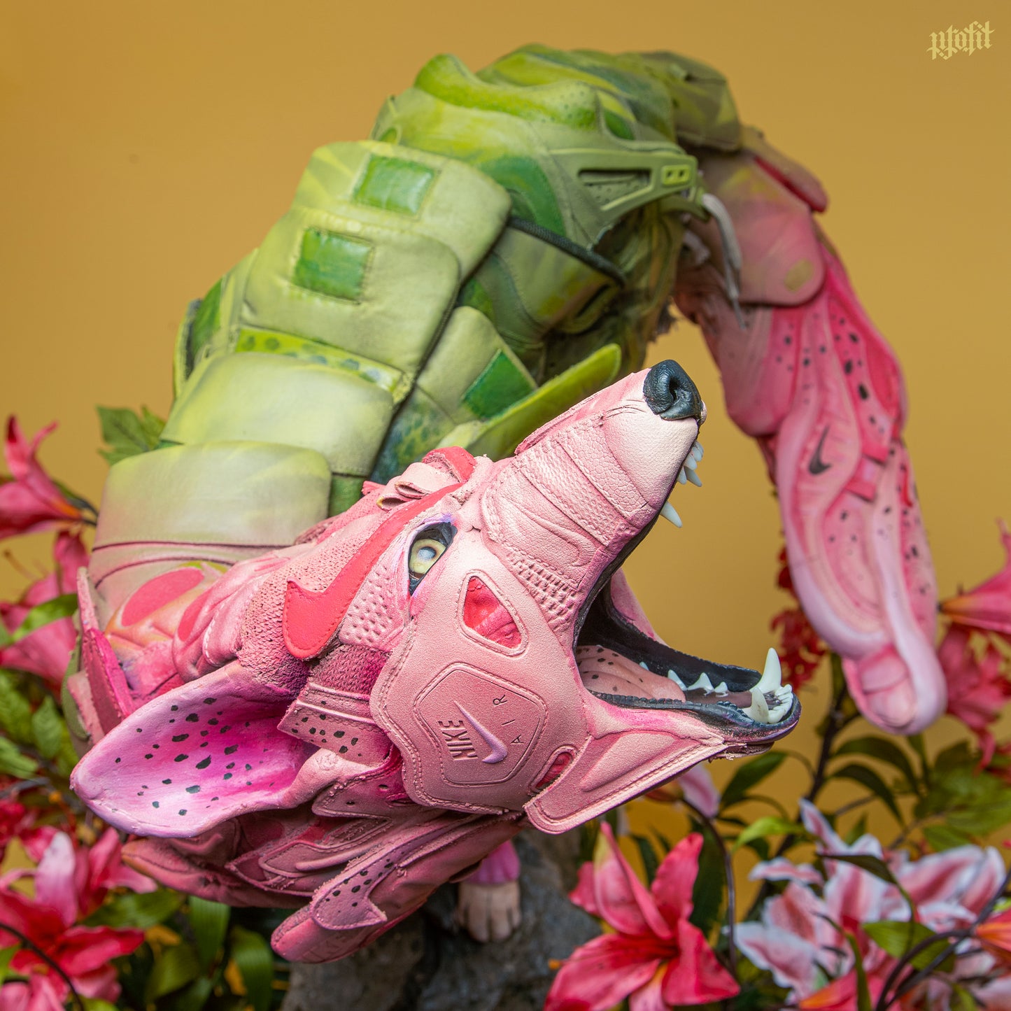 Sneaker Coyote Enamel Pin